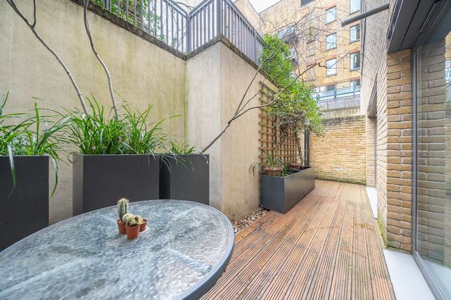 Flat to rent in Theobalds Road, London