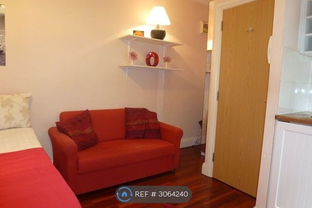 Studio flat on Shepherds Bush Road, London, £1,200/mo