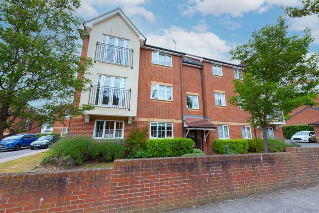 Flat to rent in Woodside Court, Farnborough
