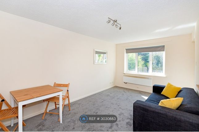 Brangwyn Crescent, Colliers Wood, London photo 3