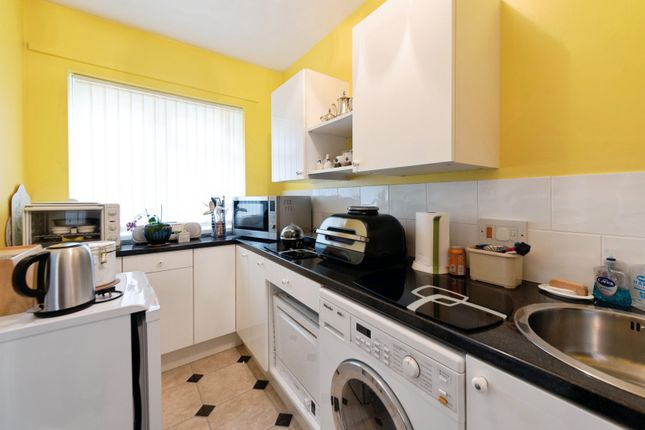 Flat 8 Grange Court, 9, Wide Lane, Hampshire photo 3