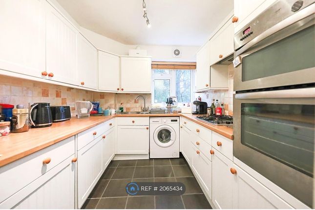 Flat to rent in Willowmead Close, Ealing