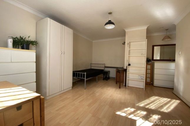 13, Queens Court, Berks photo 2