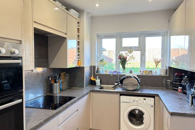 105, Great Elms Road, Hemel Hempstead photo 3