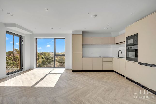 Fifth Floor, Meadow Heights, Romford photo 4