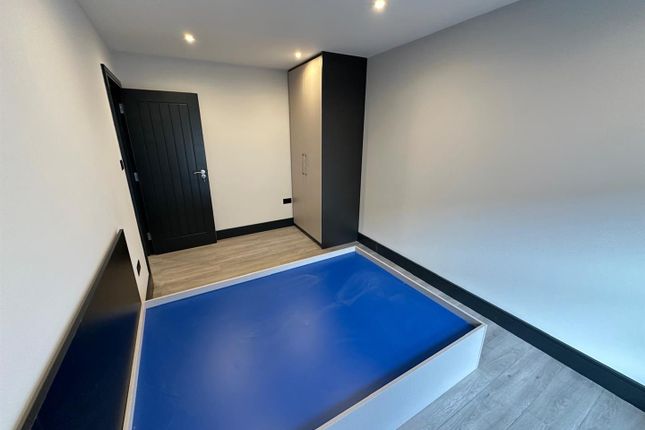 Flat, 140 Flat 5, High street, Hounslow photo 2
