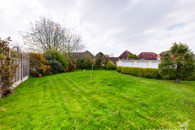 12, Bowling Green Close, Aldwick, Bognor Regis photo 4