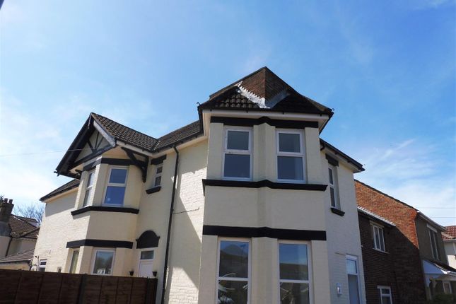 Flat to rent in Manor Road South, Southampton