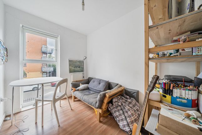 Flat 5 Eddington Court, 33, Calypso Crescent, London photo 4