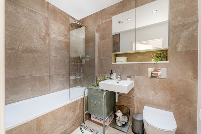 Flat for sale in Fairfield Road, London