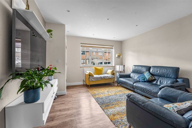112, Rushton Avenue, Hertfordshire photo 2