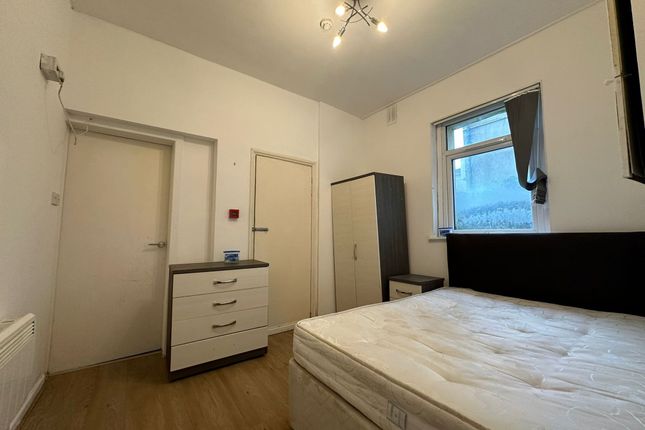 Flat 2, 24 Pen-Y-Lan Road, Cardiff photo 4