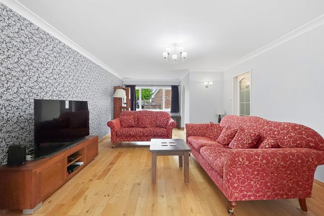 17, Hall Crescent, Sawston photo 2