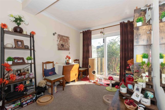 1, Centrecourt Close, Worthing photo 3