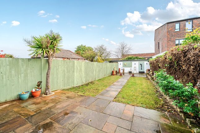 95, College Park Close, London photo 3
