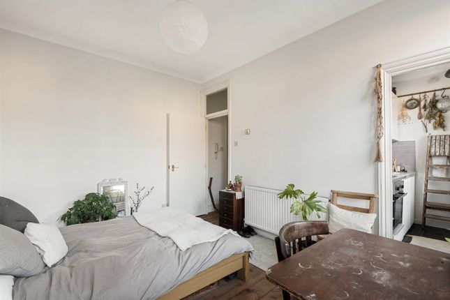 Flat 4, 138, Evering Road, London photo 2