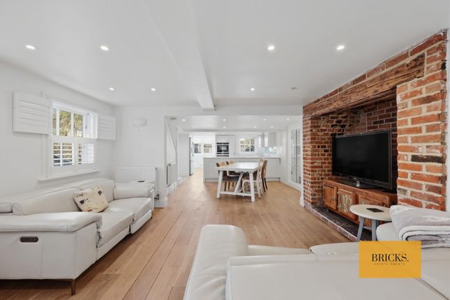 2, Chapel Lane, Chigwell photo 2