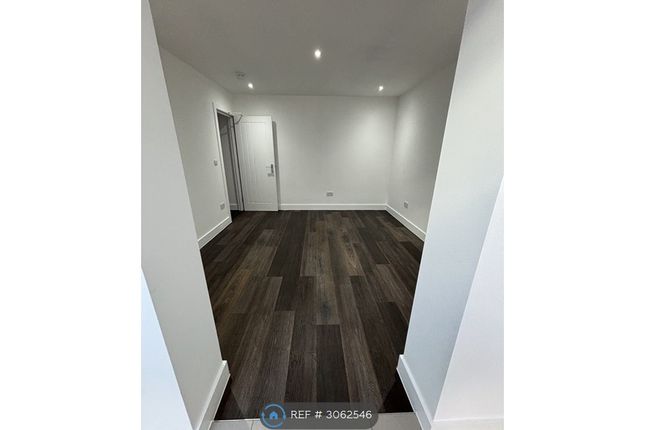 Kings Avenue, Greenford photo 5