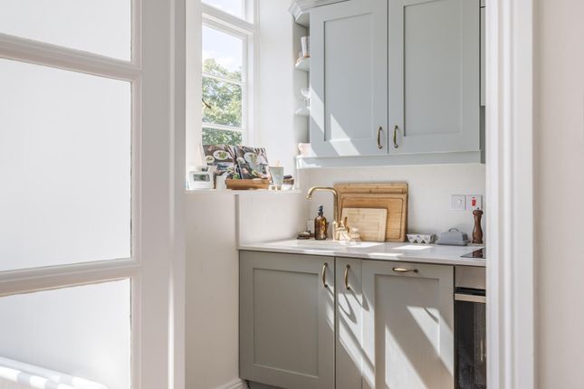 Flat 3, 49, Ladbroke Grove, London photo 5