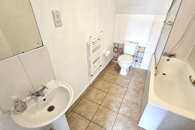 Flat 2, 111 South Norwood Hill, London photo 5