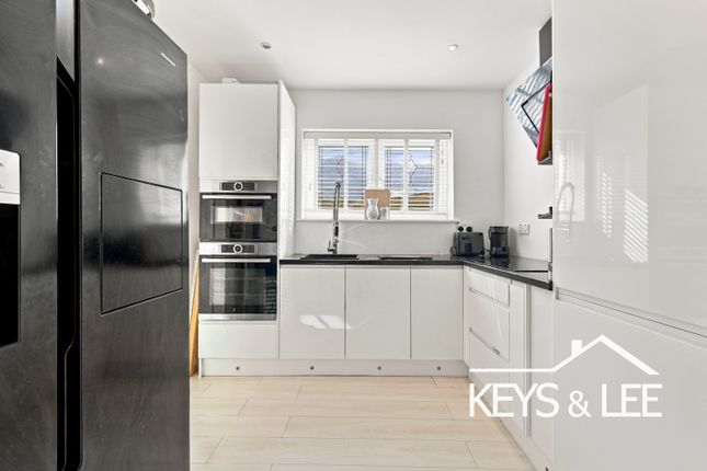 9, Fullers Close, Romford photo 4