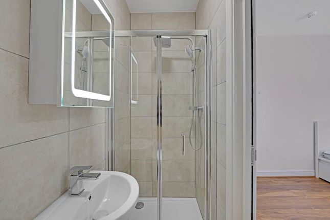 Flat 4, 8 The Grove, Greenford photo 4