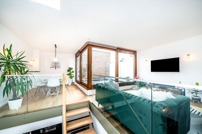7, Southmead Gardens, Teddington photo 2