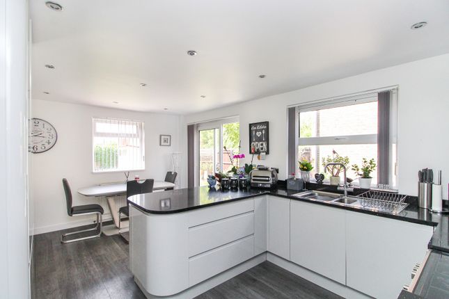 12, Holmbury Close, Crawley photo 3
