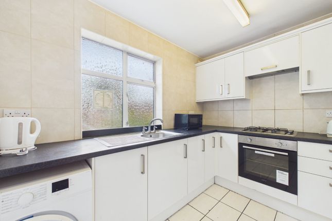 Room 4, 24, Albert Street, Slough photo 2