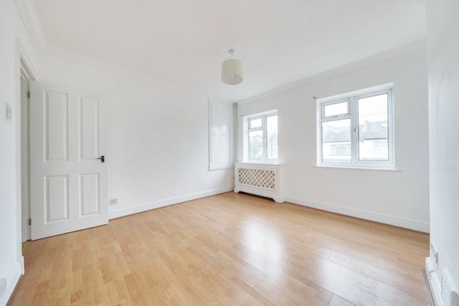 Flat to rent in Shacklegate Lane, Teddington