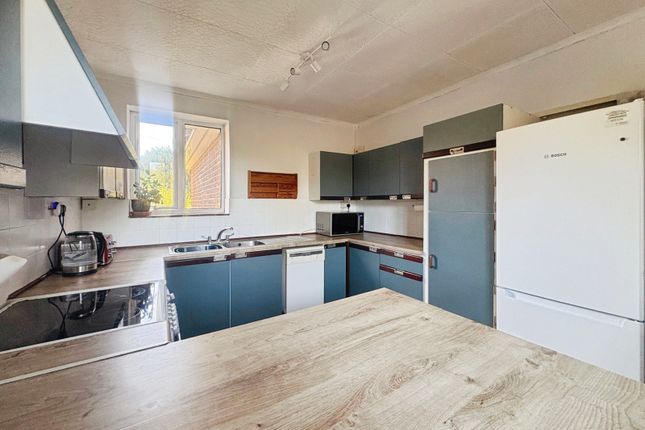 87, Lower Weybourne Lane, Surrey photo 3
