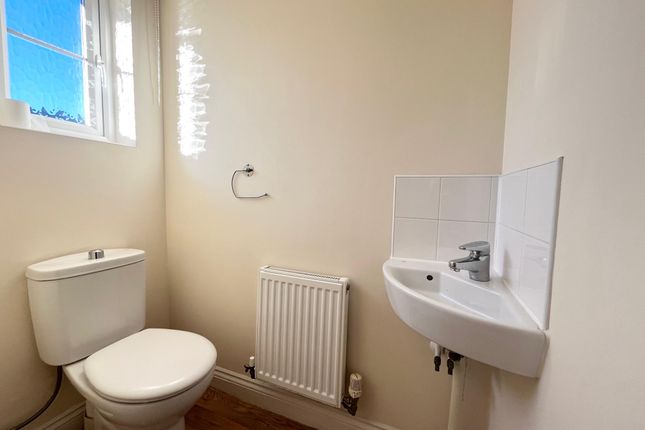 49, Horsham Road, Swindon photo 4