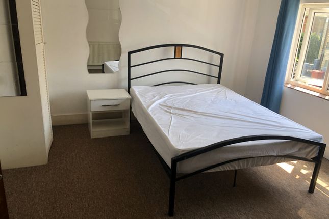 93 Donnington Gardens, Reading photo 4