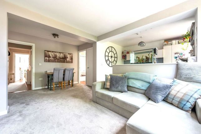 Flat 1, 5-6, Bishopsmead Parade, Leatherhead photo 3