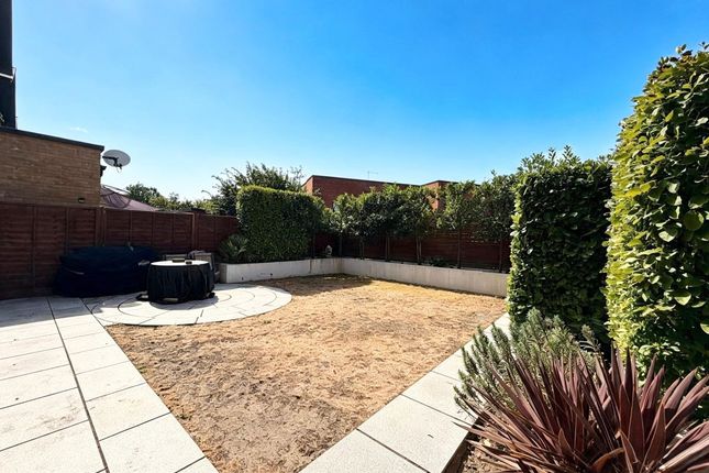 11 Elderberry Close, Romford photo 2