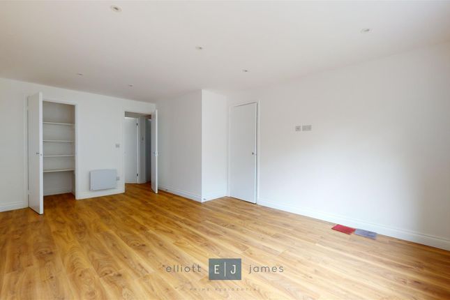 11 Fosters Close, Latchett Road, London photo 2