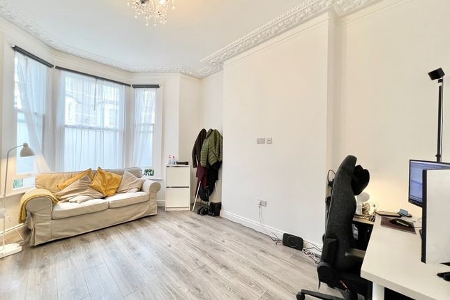 86a, Saltram Crescent, London photo 2