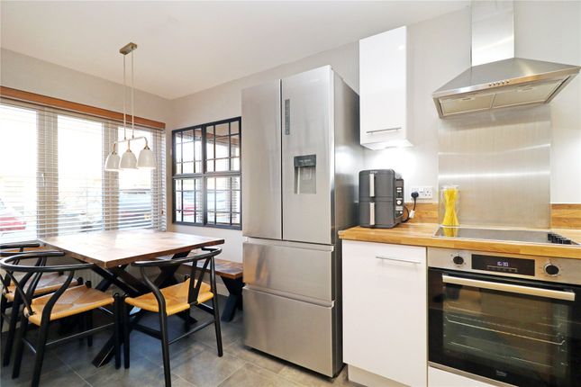 7, Browne Close, Surrey photo 3