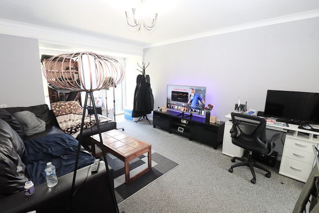207, Mayfield Road, Farnborough photo 4