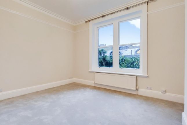 Flat to rent in Cromwell Crescent, London