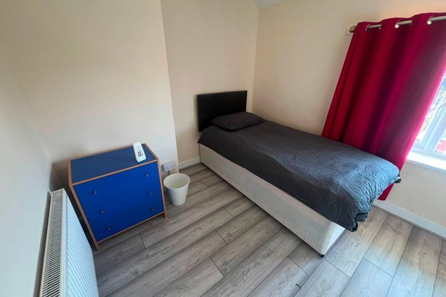 104 Holden Crescent, Walsall photo 2