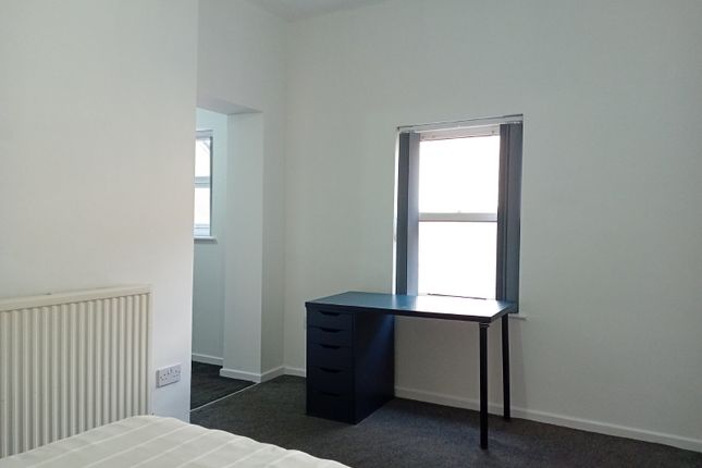 Room 5, 4-5, The Springs, UK photo 5