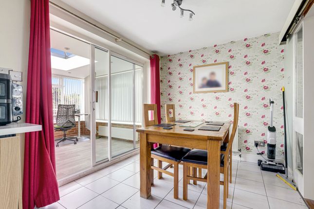 28 Dovedale Avenue, Nottingham photo 3