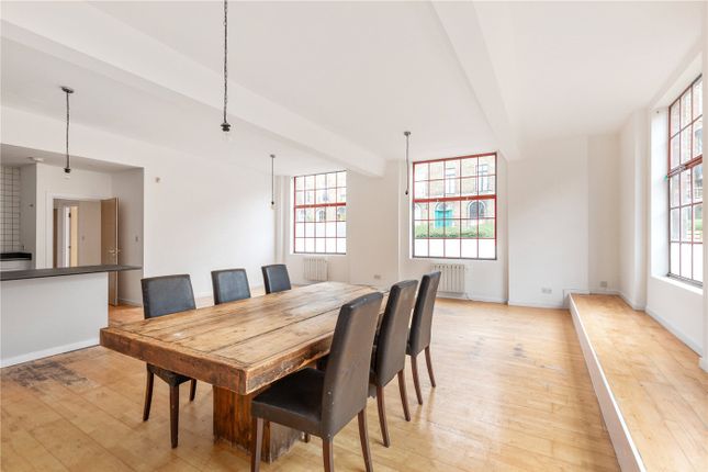 Flat for sale in Clarence Place, London