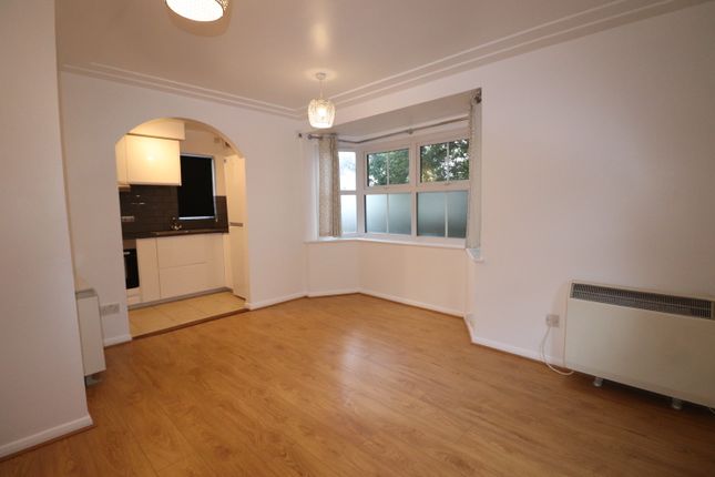 15, Basildon photo 4
