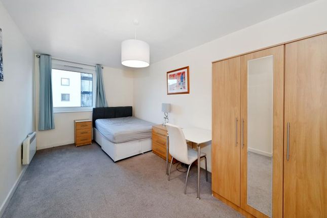 Flat to rent in Branch Road, London