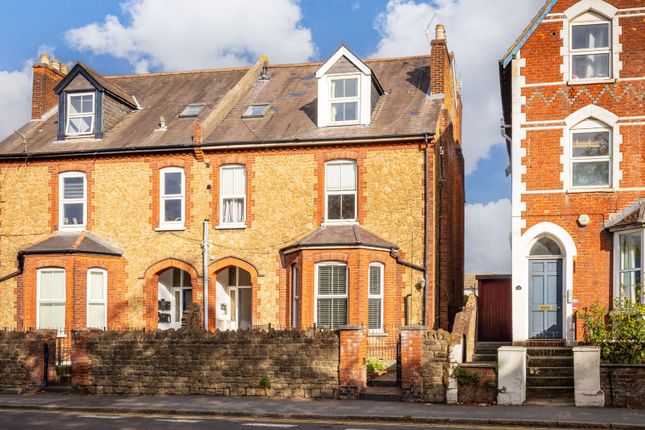 1-bed flat on Woodbridge Road, Surrey, £320,000