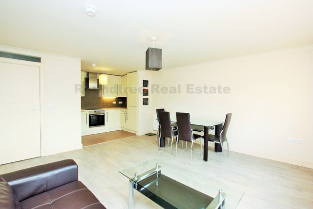 Flat to rent in Brent Street, Hendon