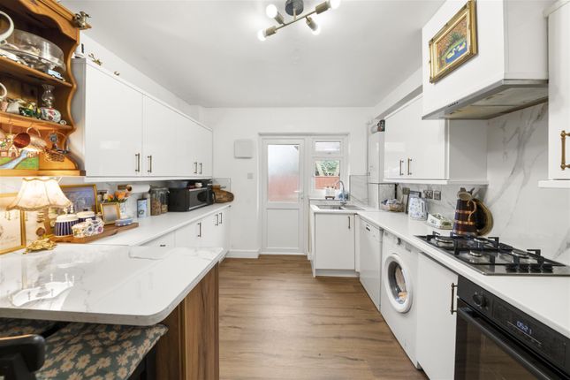 9, Heath Close, Hayes photo 4