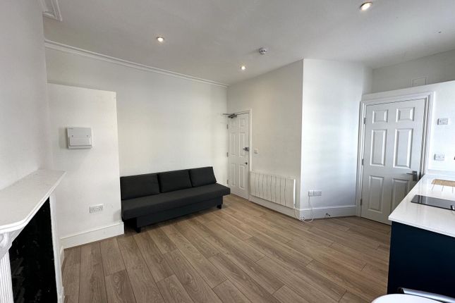 Flat 6, 29, Mornington Crescent, London photo 4